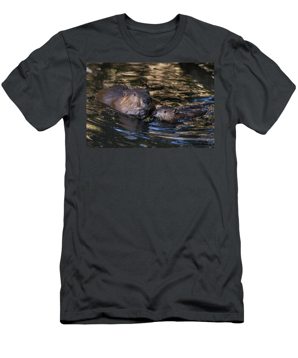 Beaver and Kit Feeding Suzi Eszterhas T-Shirt