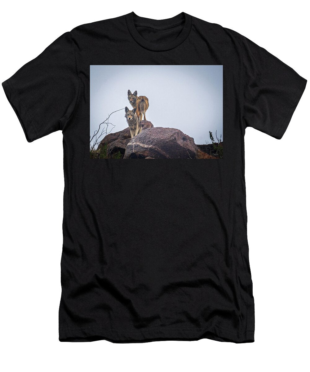 Coyotes on Rocky Coyote Mountain Sicco Rood T-Shirt
