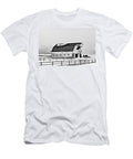 Pacific Northwest Winter Oregon Barn with Snow and Mountains Black and White Dmr Filho T-Shirt