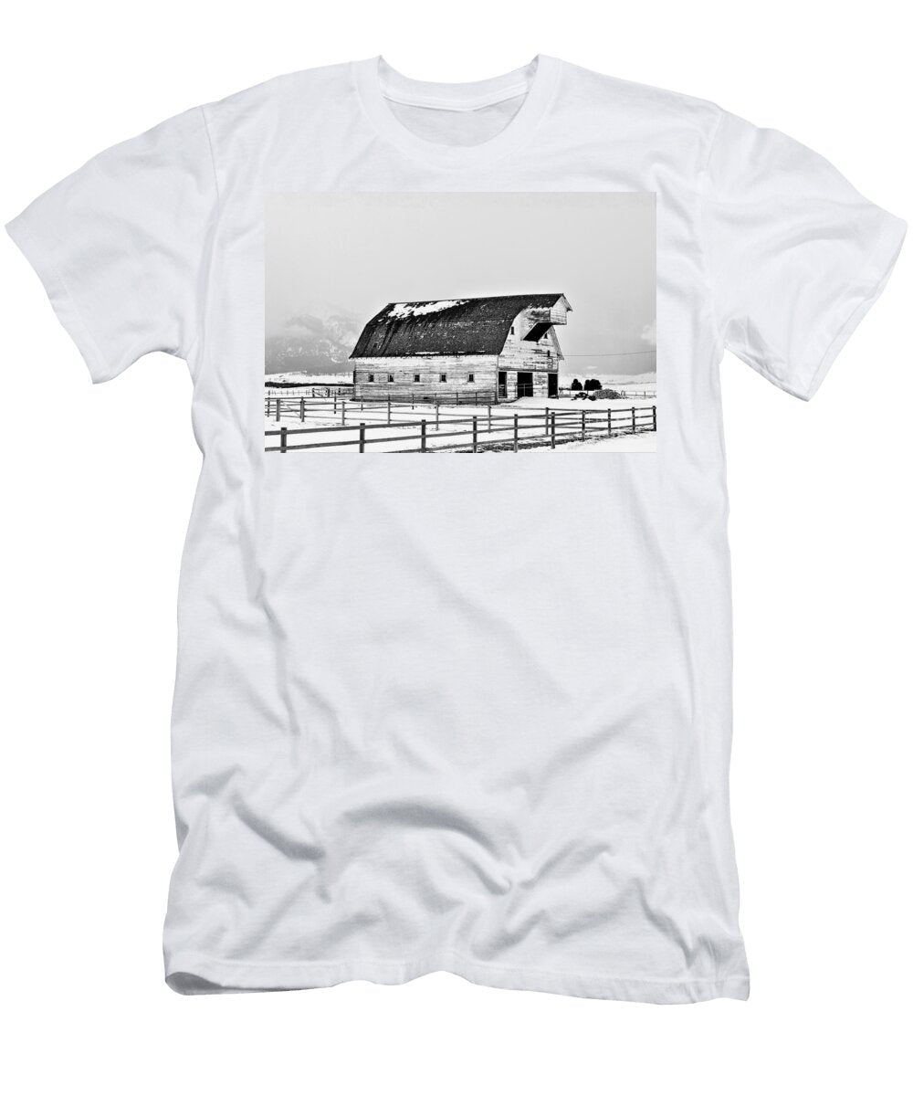 Pacific Northwest Winter Oregon Barn with Snow and Mountains Black and White Dmr Filho T-Shirt