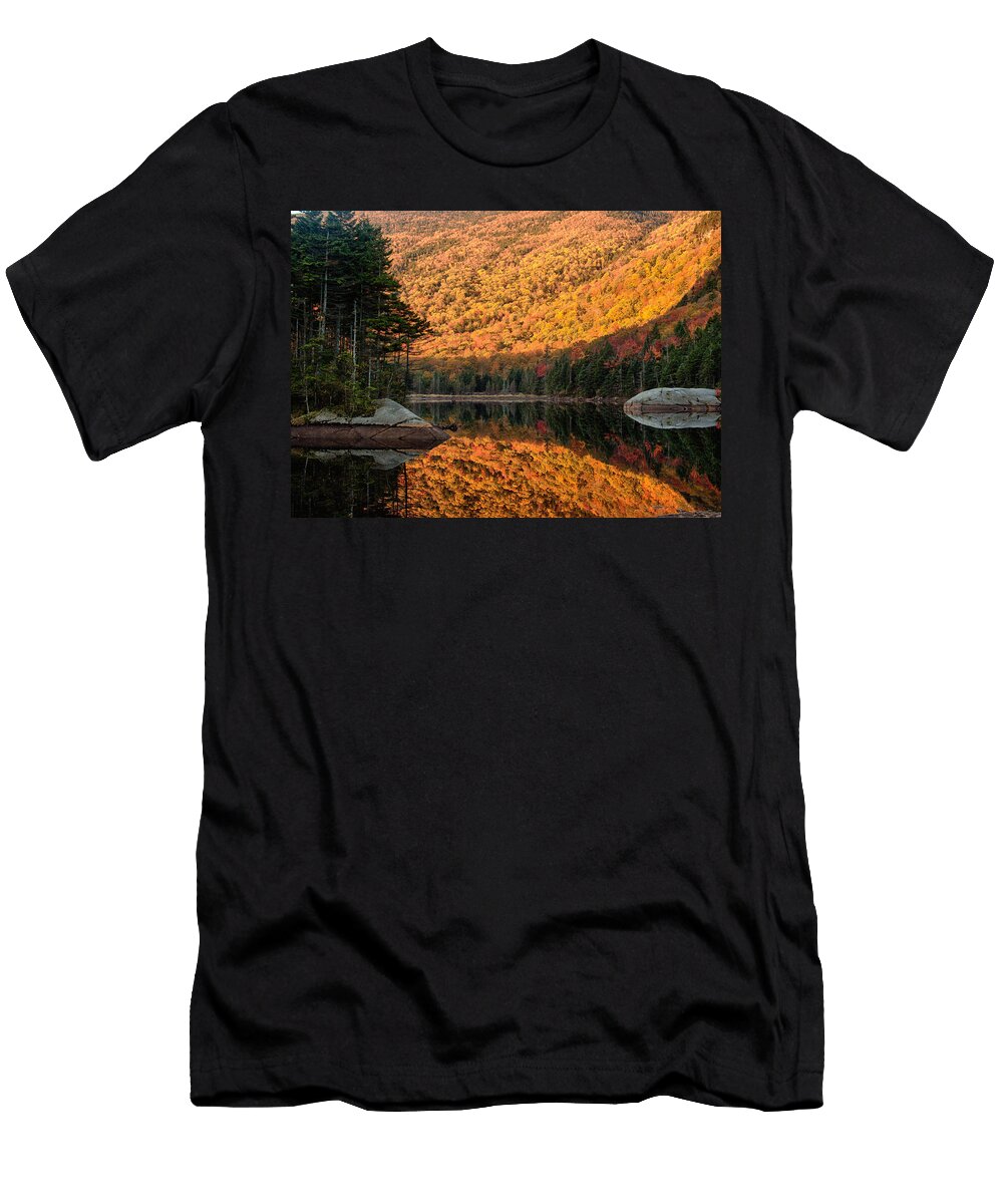 Peak Fall Foliage on Beaver Pond Jeff Folger T-Shirt