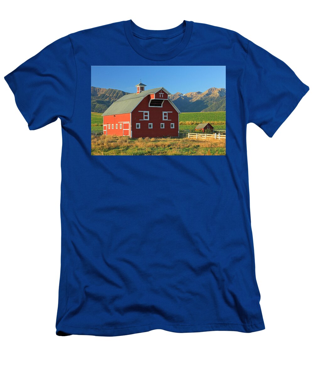 Red Barn in the Wallowas Ed Cooper Photography T-Shirt