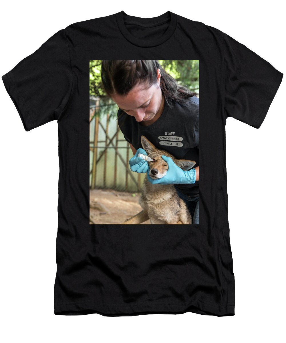 Wildlife Rehabilitator Jessie Paolello Administering Eye Suzi Eszterhas Natureplcom T-Shirt